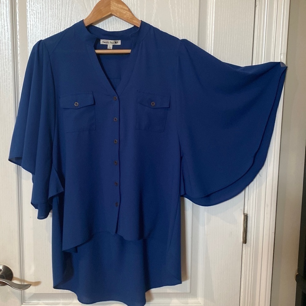 Double zero size large Hi low butterfly sleeve blue v neck button down top